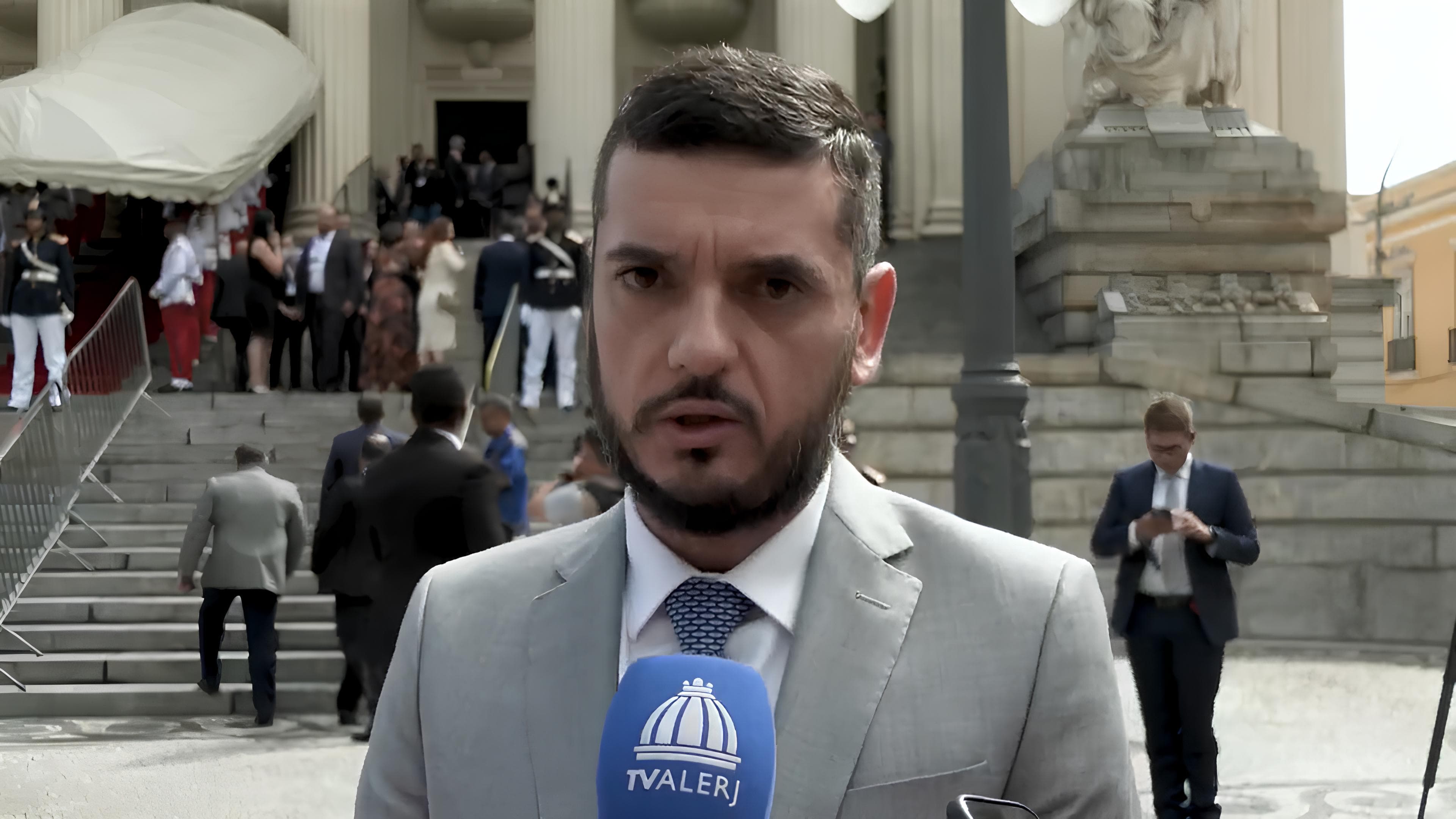 Rodrigo Bacellar concede entrevista à TV Alerj em frente ao Palácio Guanabara (foto de arquivo)