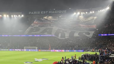 Torcida do Paris Saint-Germain no Parc des Princes em confronto anterior contra o Manchester City (foto de arquivo)