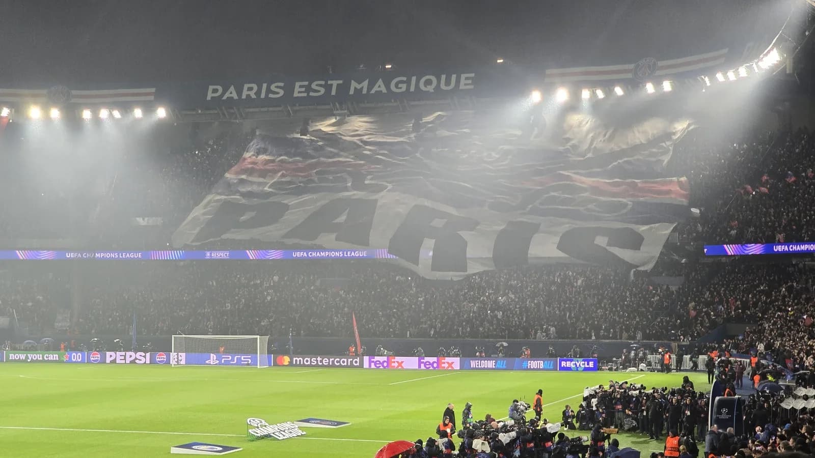 Torcida do Paris Saint-Germain no Parc des Princes em confronto anterior contra o Manchester City (foto de arquivo)