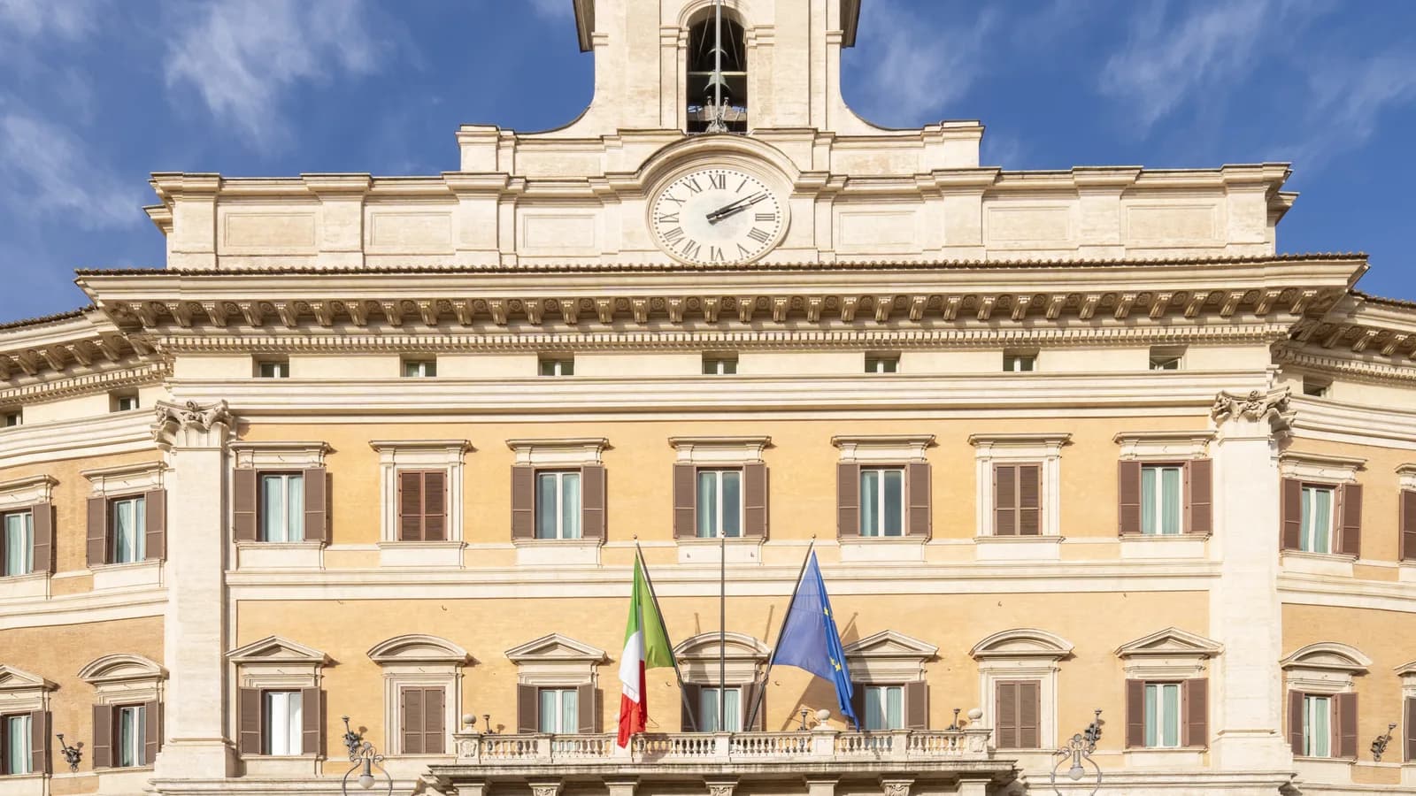 Fachada do Palazzo Montecitorio, sede da Câmara dos Deputados da Itália, em Roma
