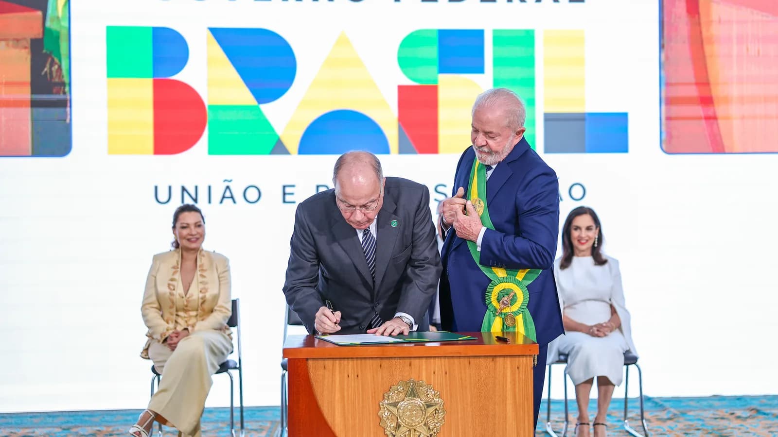 Mauro Vieira ao lado do presidente Lula na cerimônia de posse como ministro das Relações Exteriores