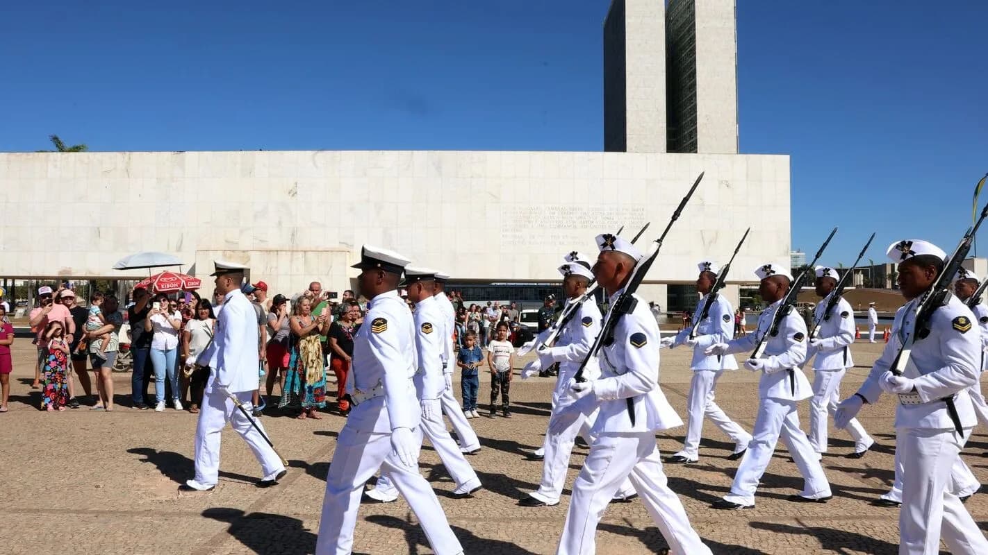 Fileira de candidatos uniformizados em formatura de concurso público (foto ilustrativa)