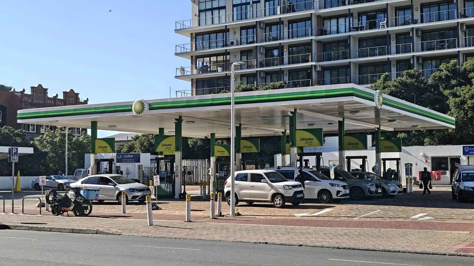 Posto de combustível da BP, com logo da marca visível
