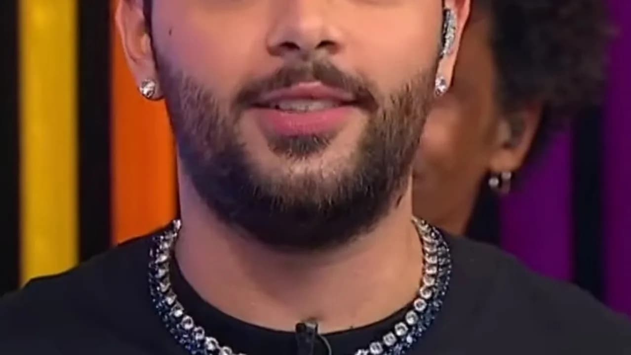 Pedro Sampaio em entrevista de TV, com camiseta com tema de orgulho LGBT+