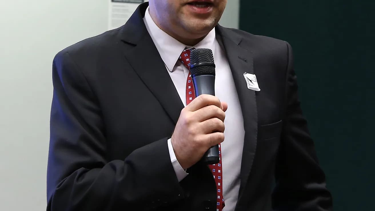 O cientista político Jairo Nicolau fala ao microfone durante audiência pública na Câmara dos Deputados