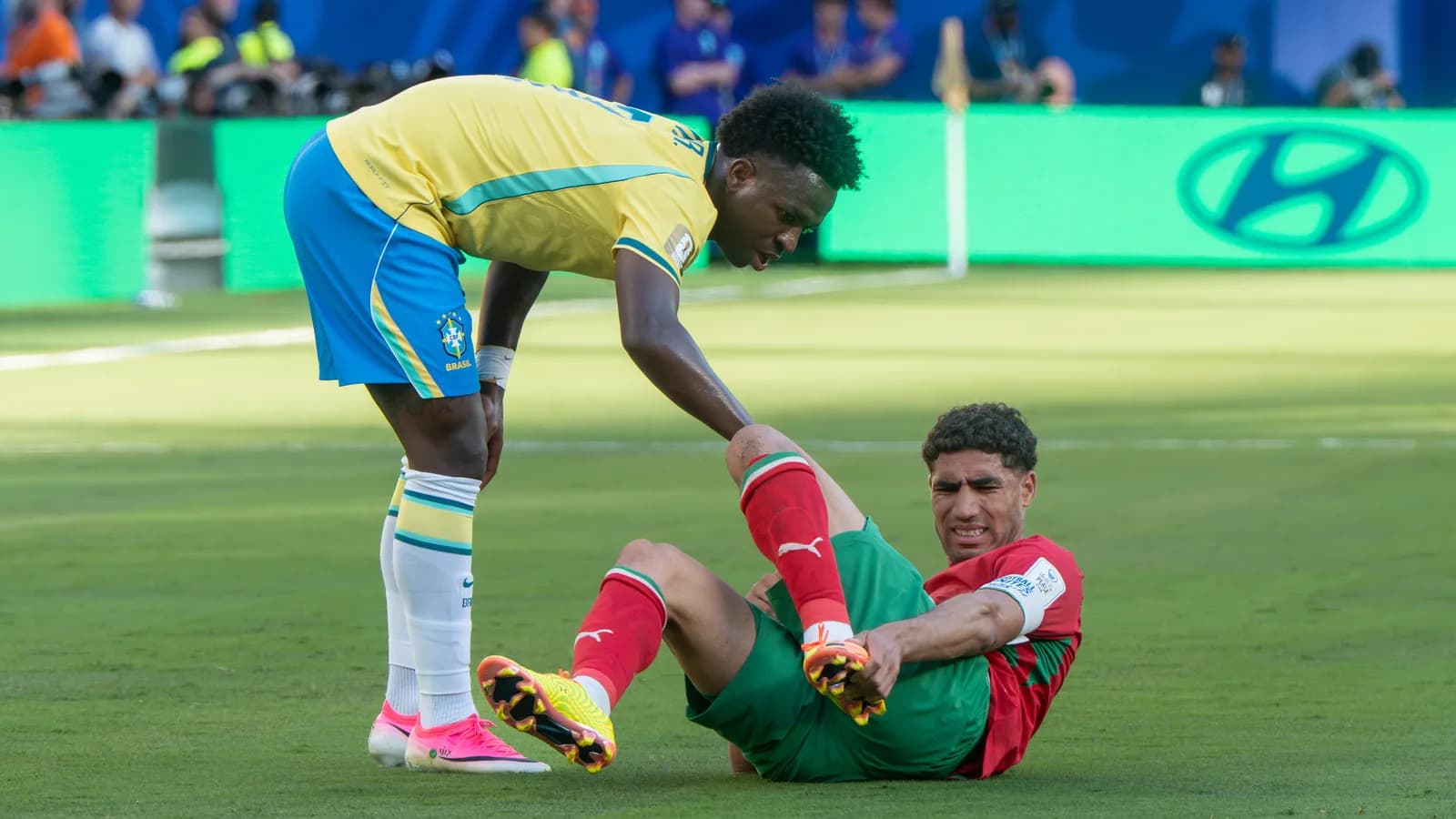Vini Jr ajuda adversário a se levantar durante jogo do Brasil contra o Marrocos, em foto de arquivo
