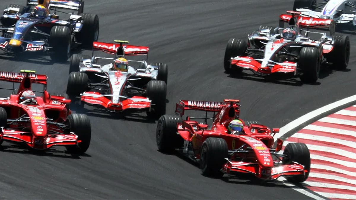 Carros de Fórmula 1 disputam posição na largada do GP do Brasil em Interlagos