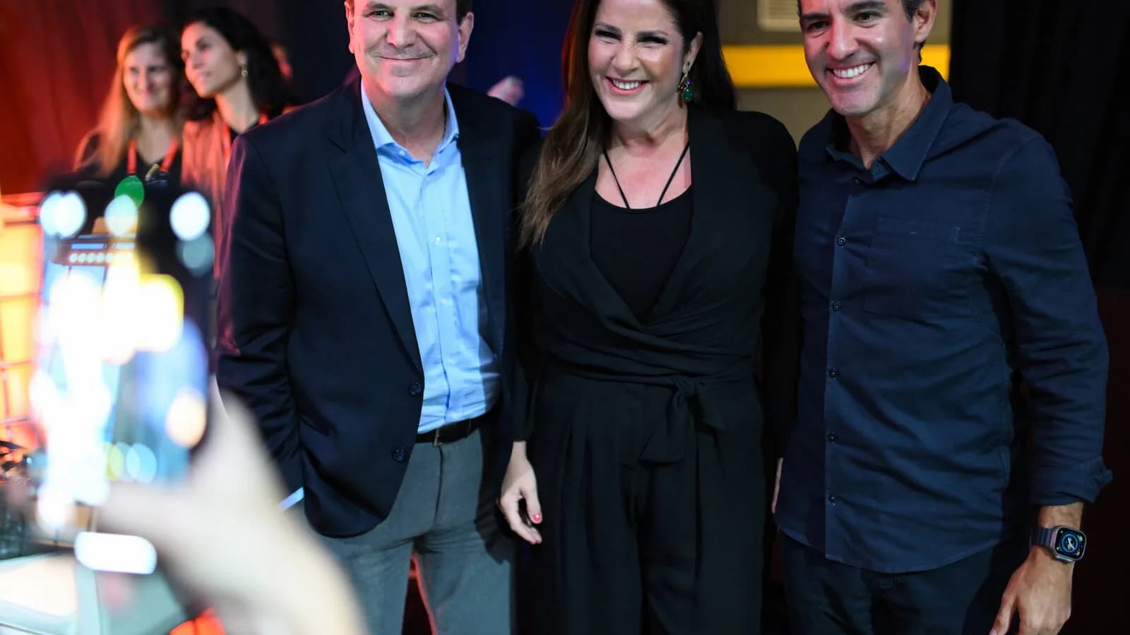 David Vélez, fundador do Nubank, ao lado de Eduardo Paes e Christiane Pelajo na abertura do Web Summit Rio 2023