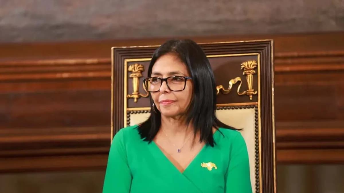Delcy Rodríguez, presidente interina da Venezuela, sentada em cadeira cerimonial durante posse
