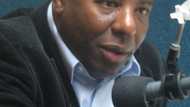 O cantor Netinho de Paula fala ao microfone