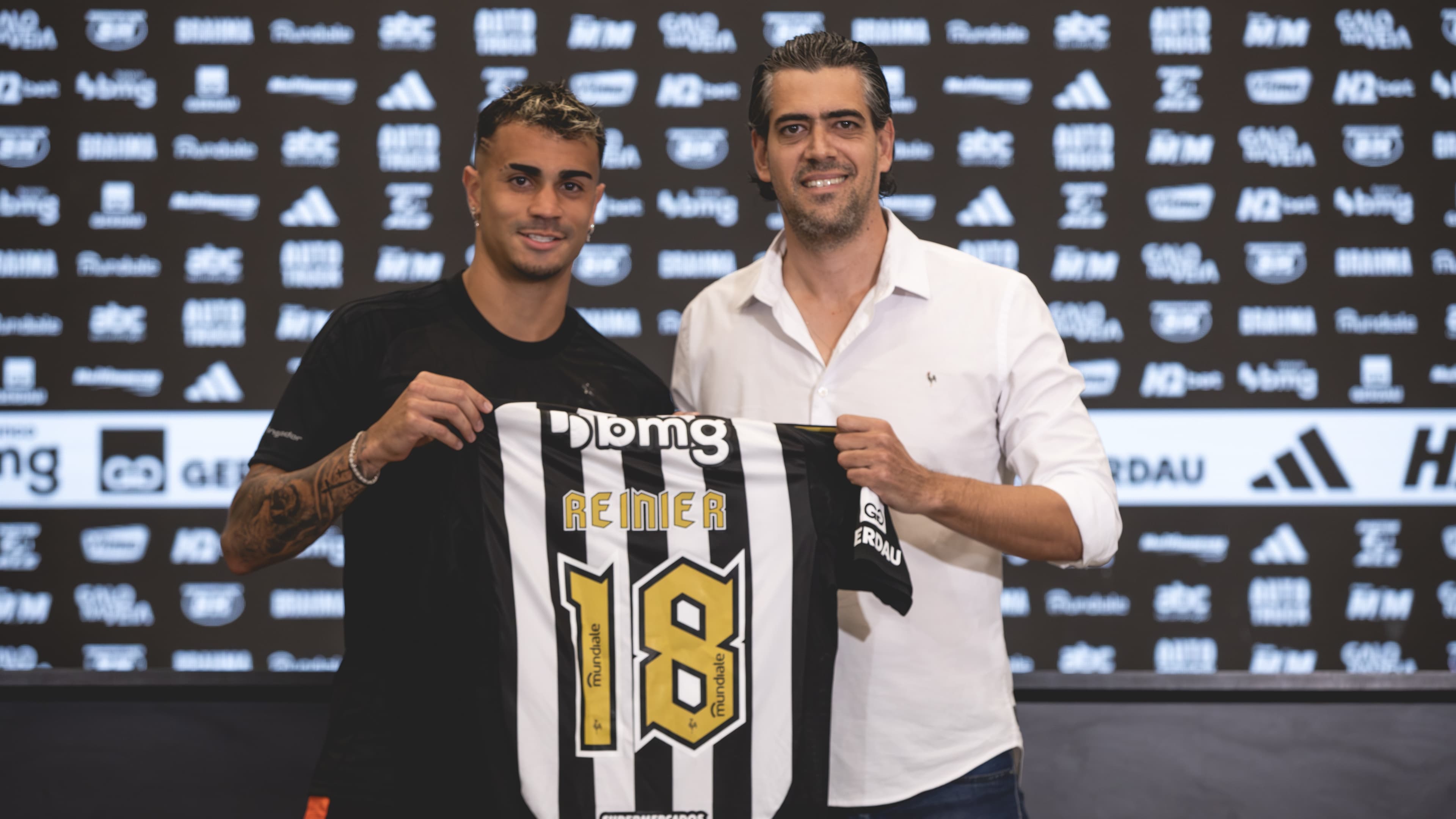 Reinier, meia do Atlético-MG, ao lado de dirigente do clube em sua apresentação oficial, em foto de arquivo de agosto de 2025