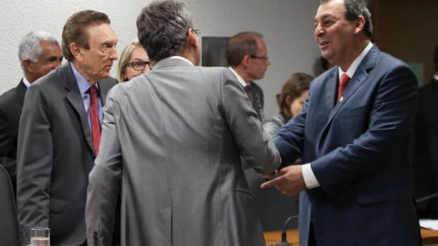 O senador Omar Aziz cumprimenta colegas parlamentares em sessão no Senado Federal