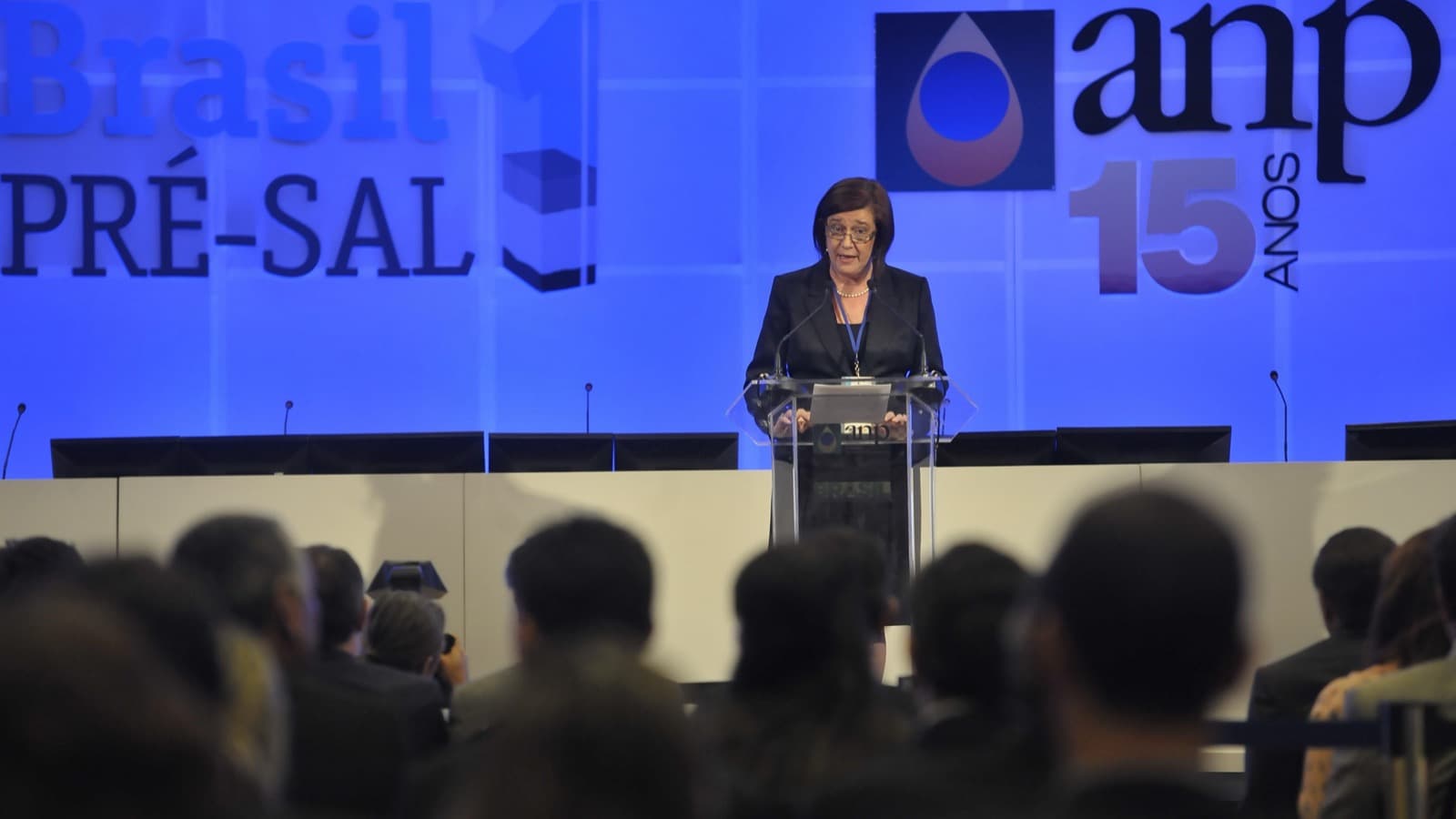 Magda Chambriard, atual presidente da Petrobras, discursa em púlpito com painel sobre pré-sal ao fundo, em foto de arquivo