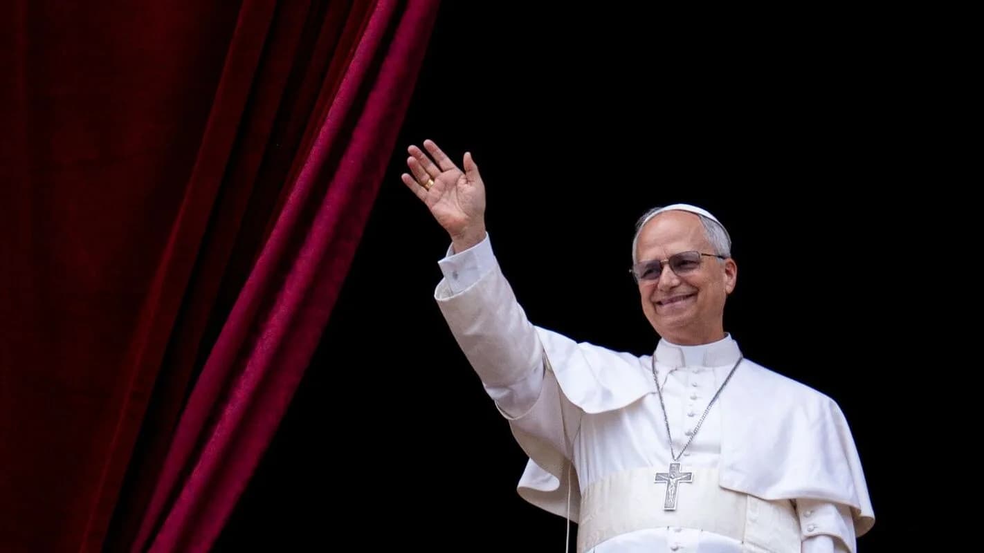 O papa Leão XIV acena durante cerimônia oficial