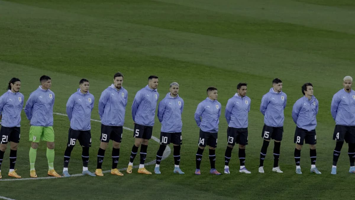 Seleção do Uruguai perfilada antes de partida, com Arrascaeta (10) na formação