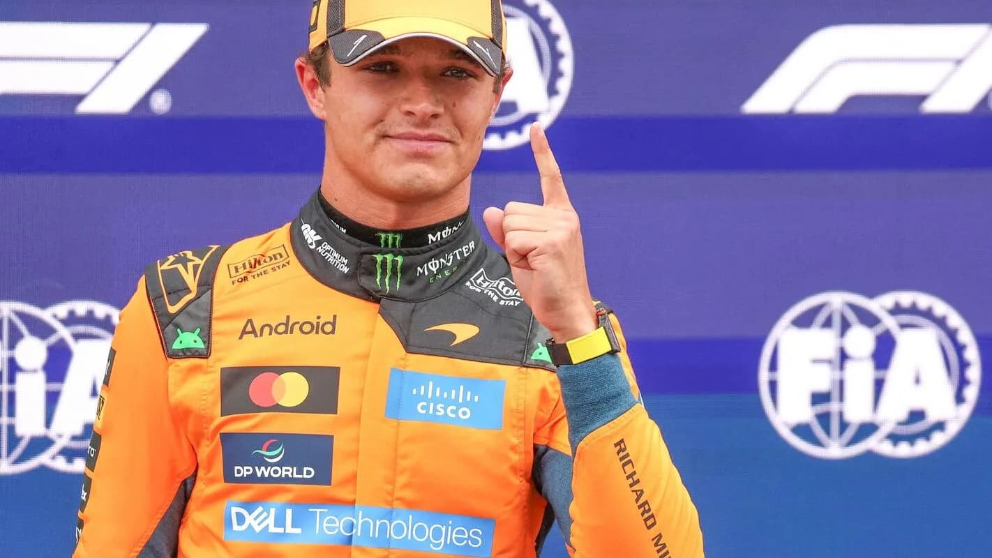Lando Norris comemora pole position em corrida de Fórmula 1 pela McLaren (foto de arquivo)