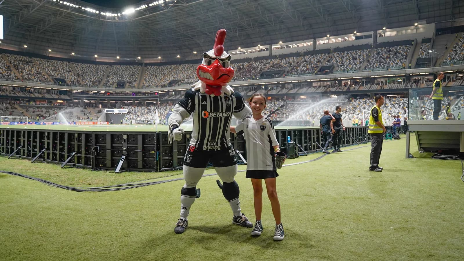 Mascote do Atlético-MG posa com torcedora mirim no gramado da Arena MRV