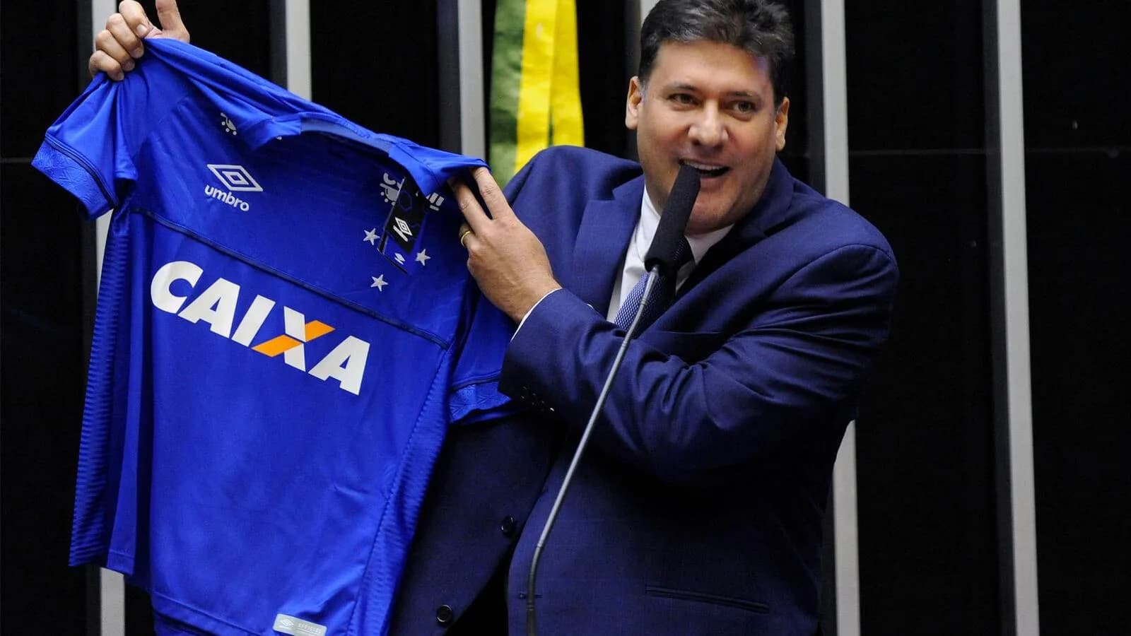 Deputado segura camisa oficial do Cruzeiro em homenagem ao estado de Minas Gerais na Câmara dos Deputados