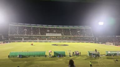 Estádio lotado durante partida do Brasileirão 2026, com jogadores reunidos no campo antes da bola rolar