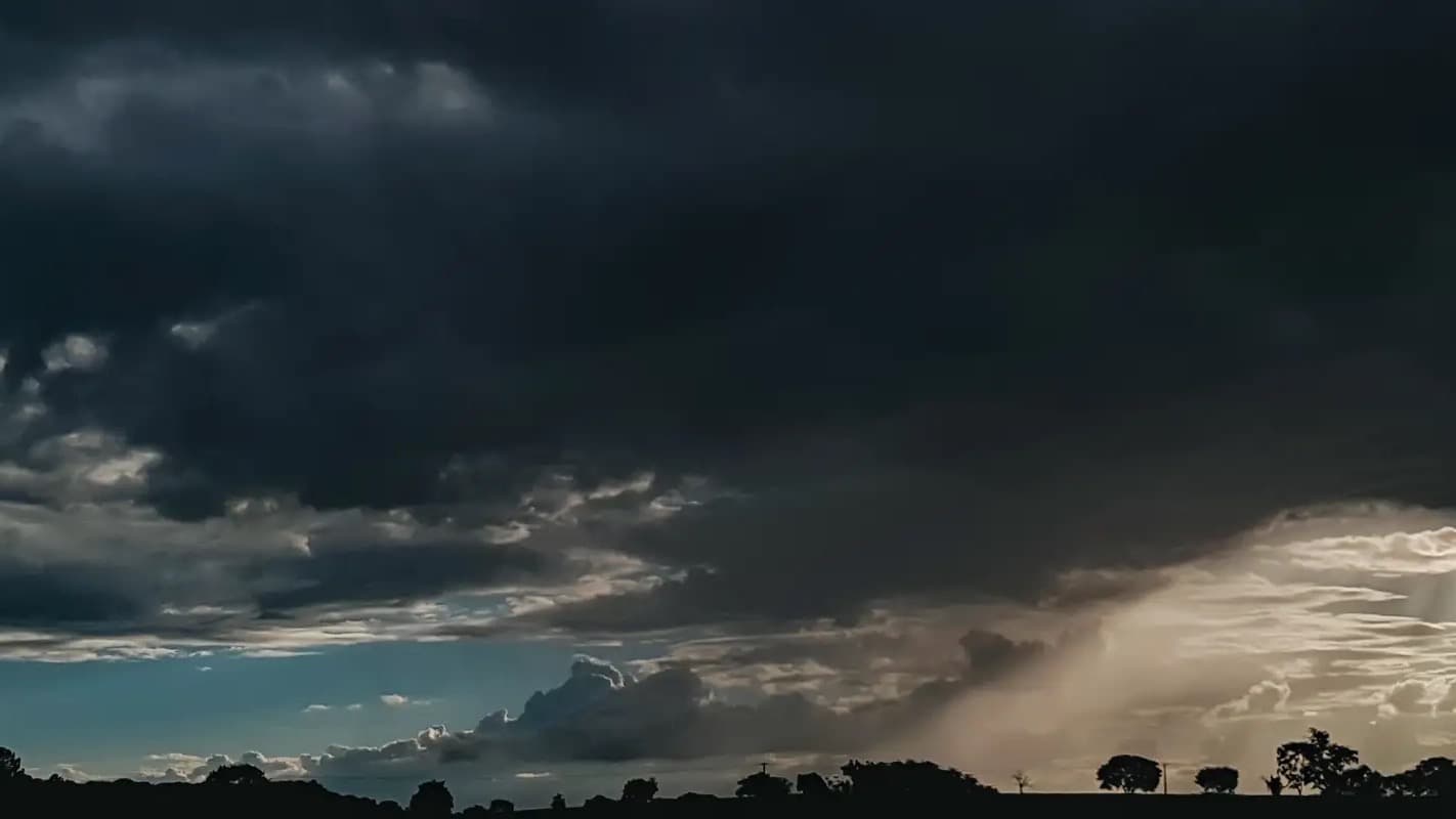 Céu tomado por nuvens carregadas de tempestade, em foto de arquivo da Agência Brasil que ilustra o tema do ciclone bomba