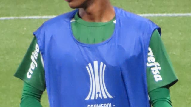 Estêvão em campo com uniforme do Palmeiras, em imagem de arquivo anterior à ida ao Chelsea