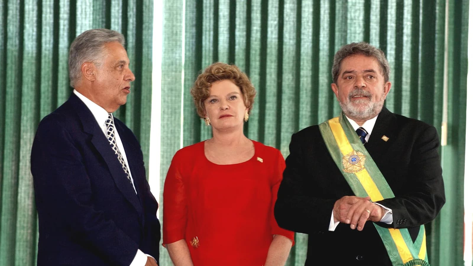 Luiz Inácio Lula da Silva usa a faixa presidencial ao lado de autoridades (foto de arquivo)