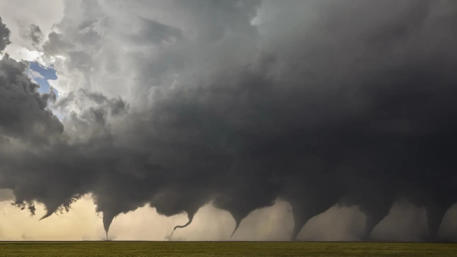 Sequência de imagens mostra a evolução de um tornado nos Estados Unidos (foto ilustrativa)