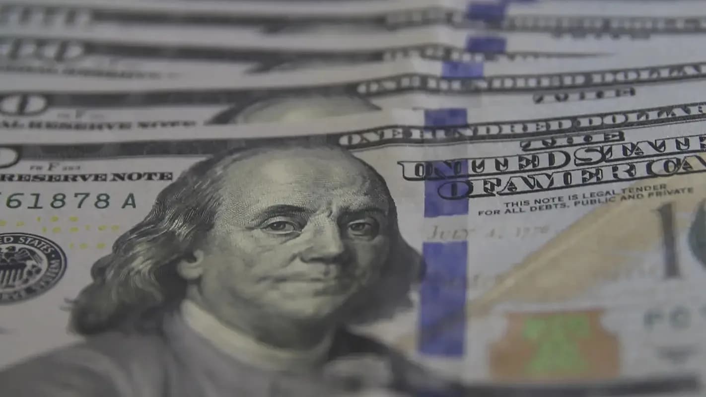 Cédulas de dólar americano empilhadas, símbolo de mercado financeiro