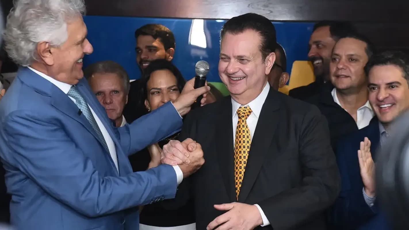 Ronaldo Caiado e Gilberto Kassab de mãos dadas e sorrindo durante evento do PSD em São Paulo
