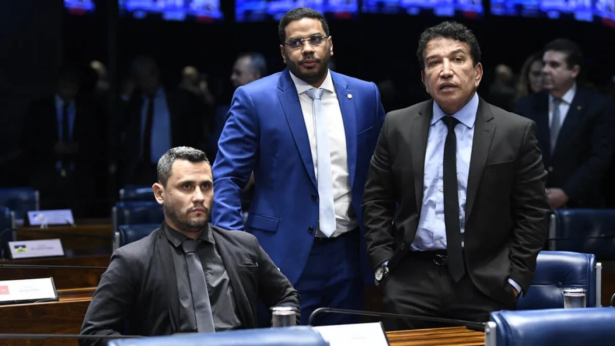 Senador Cleitinho (Republicanos-MG) em conversa no plenário do Senado