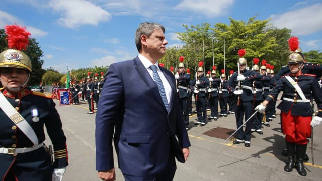 Tarcísio de Freitas caminha ao lado de guarda de honra em cerimônia oficial