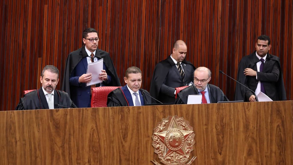 Sessão plenária do Tribunal Superior Eleitoral, com ministros sentados na mesa diretora sob o brasão da República