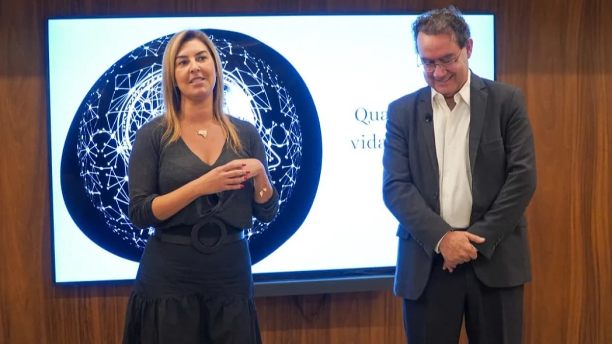 Augusto Cury durante palestra pública, ao lado de outra palestrante