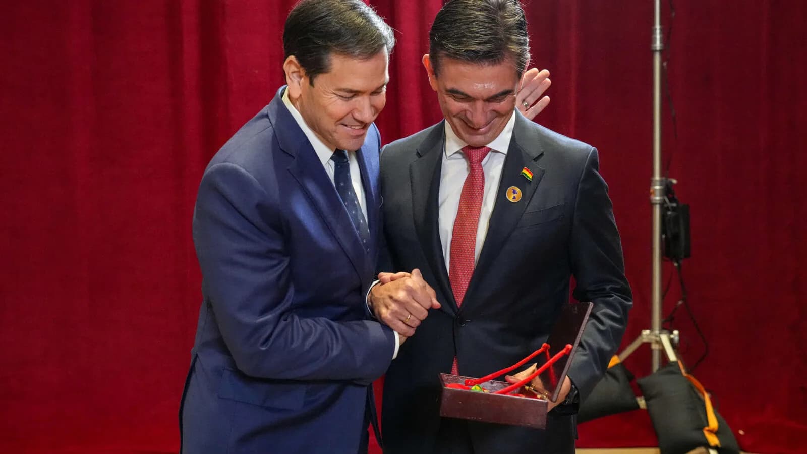 O secretário de Estado dos EUA, Marco Rubio, sorrindo ao lado de outra autoridade em evento oficial (foto de arquivo)