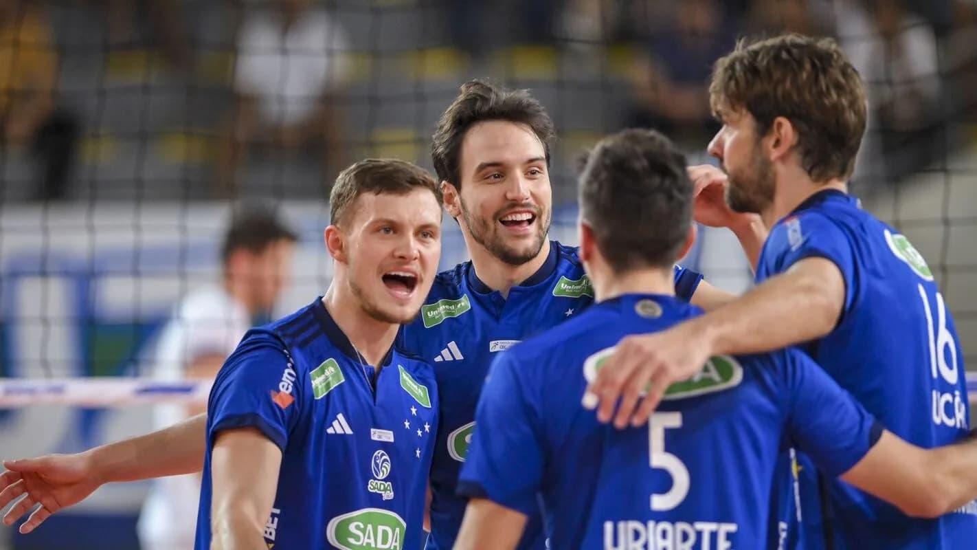 Jogadores do Sada Cruzeiro comemorando título em quadra