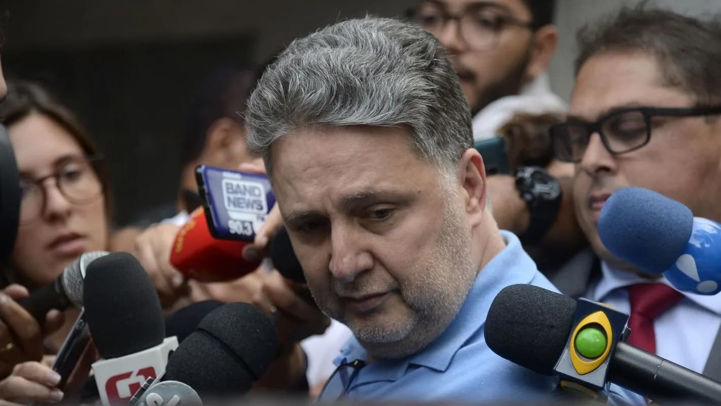 Anthony Garotinho é cercado por microfones de jornalistas ao deixar o TRE-RJ