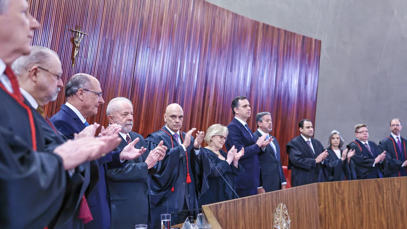Lula aplaudido por ministros do TSE durante cerimônia de diplomação em dezembro de 2022