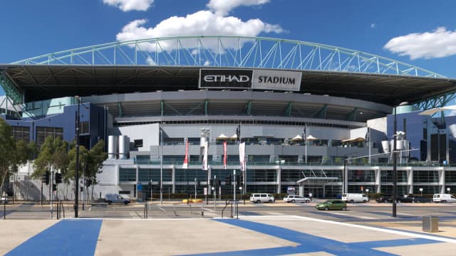 Fachada do Etihad Stadium, estádio do Manchester City, com o nome da patrocinadora em destaque