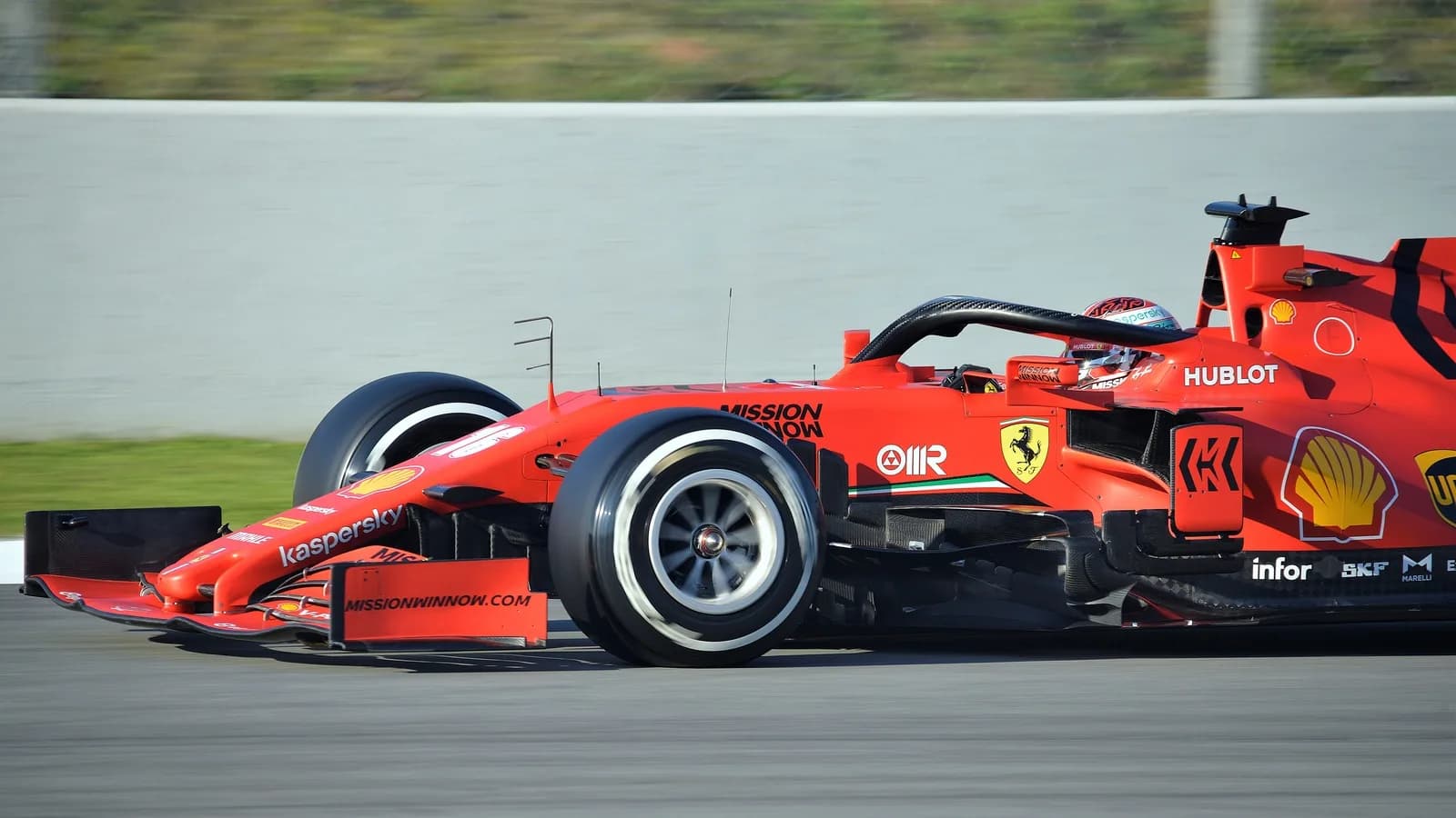 Carro da Ferrari de Charles Leclerc em pista, foto de arquivo
