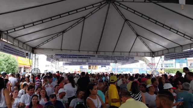 Público em ato de agradecimento ao governador Jerônimo Rodrigues em Araci, na Bahia (foto de arquivo, 2024)