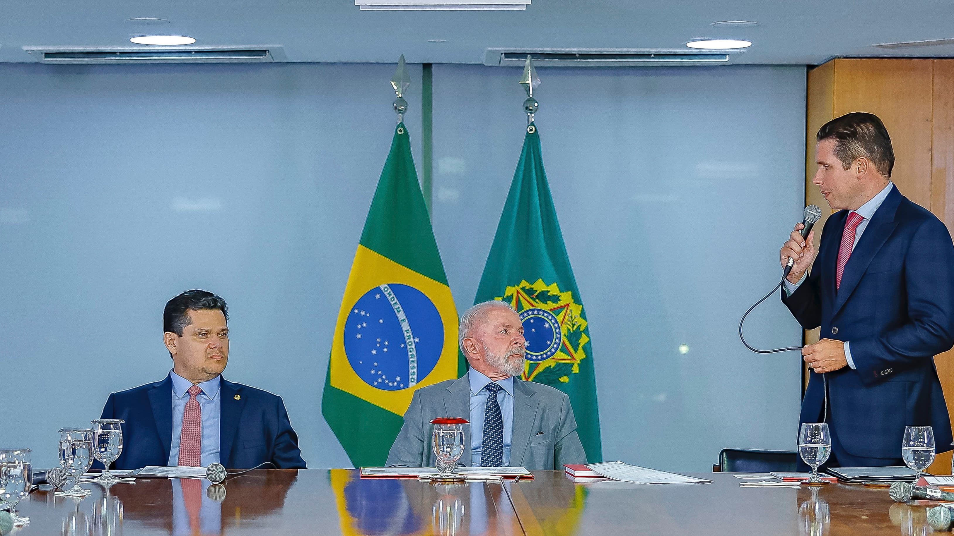 Davi Alcolumbre e Lula lado a lado durante entrega da PEC da Segurança Pública no Planalto, foto de arquivo