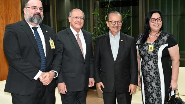Jorginho Mello, governador de Santa Catarina, ao lado de outras autoridades em evento oficial