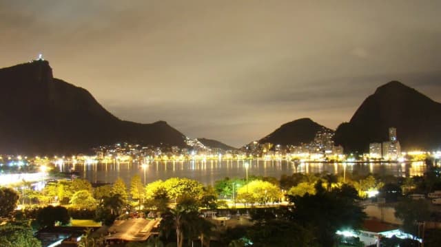 Vista noturna da Lagoa Rodrigo de Freitas com o Cristo Redentor ao fundo, no Rio de Janeiro