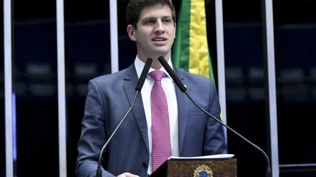 João Campos discursa em tribuna do Senado Federal, com a bandeira do Brasil ao fundo