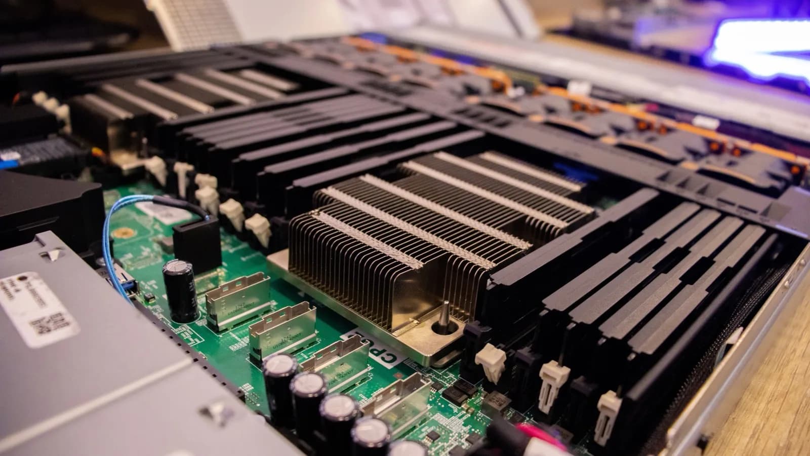 Placas e dissipadores de calor no interior de um servidor de data center, foto ilustrativa