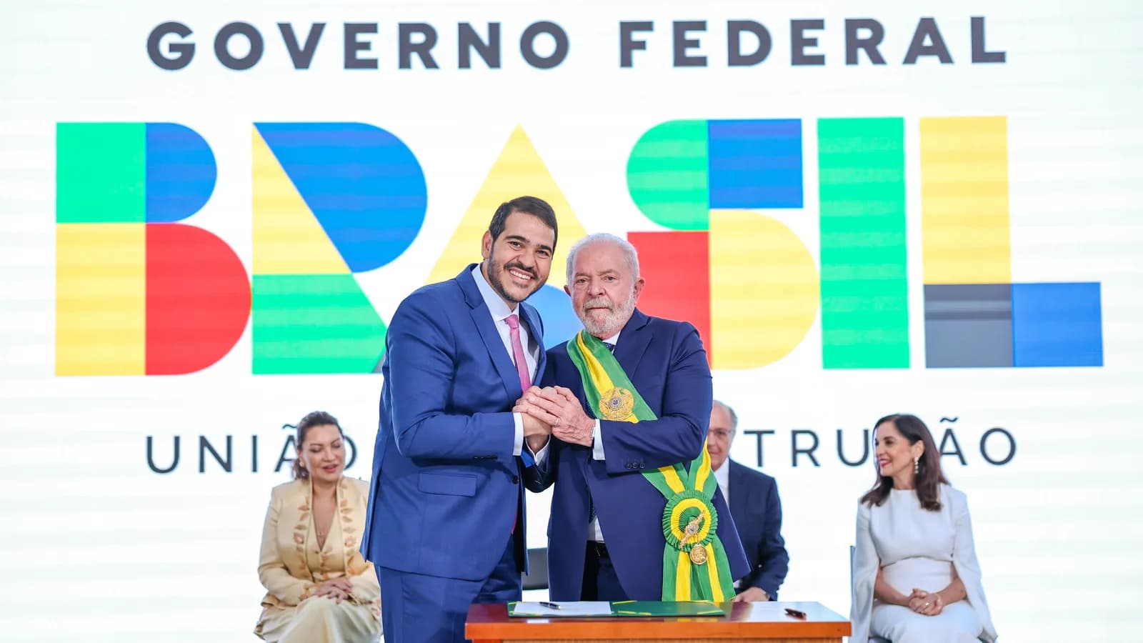 Jorge Messias, ministro-chefe da AGU, cumprimenta o presidente Lula em cerimônia oficial (foto de arquivo, posse em 2023)
