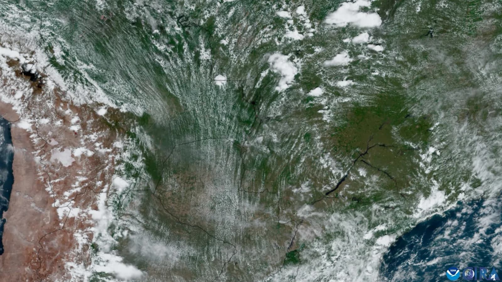 Imagem de satélite mostrando nuvens sobre a América do Sul, incluindo o território brasileiro