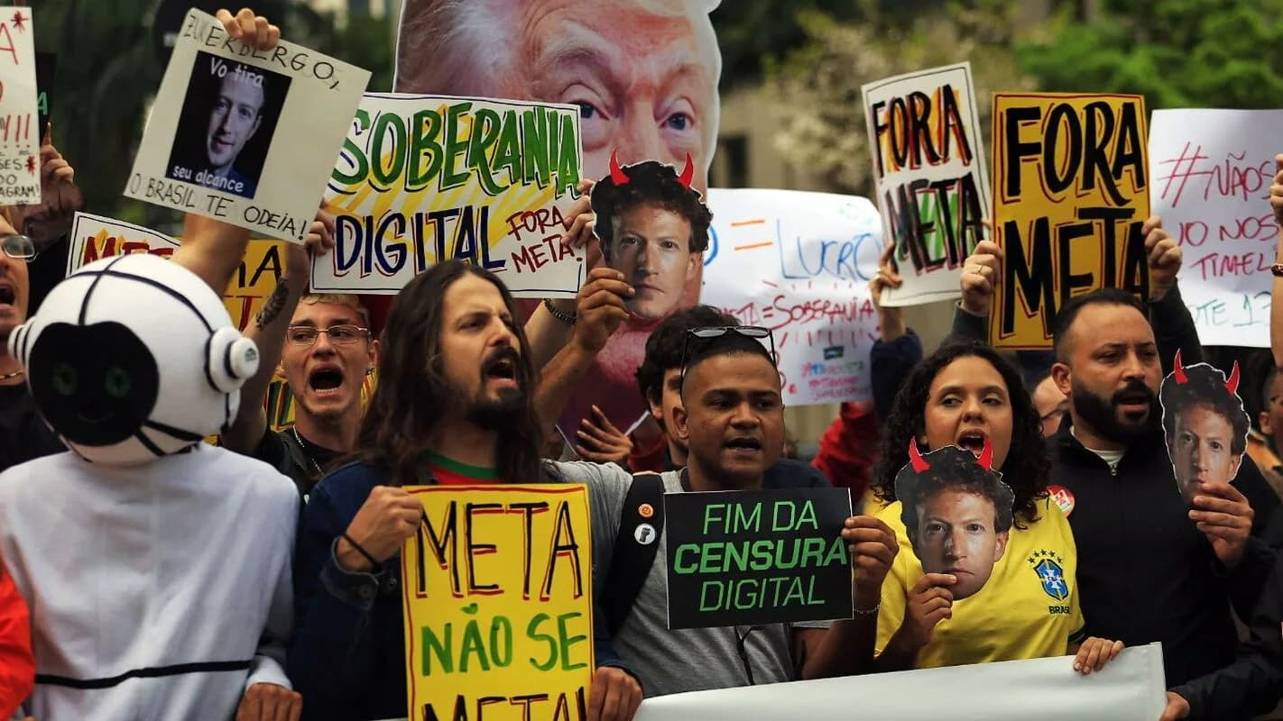 Manifestantes seguram cartazes contra a Meta em protesto em São Paulo, com faixas escritas Fora Meta e Soberania Digital