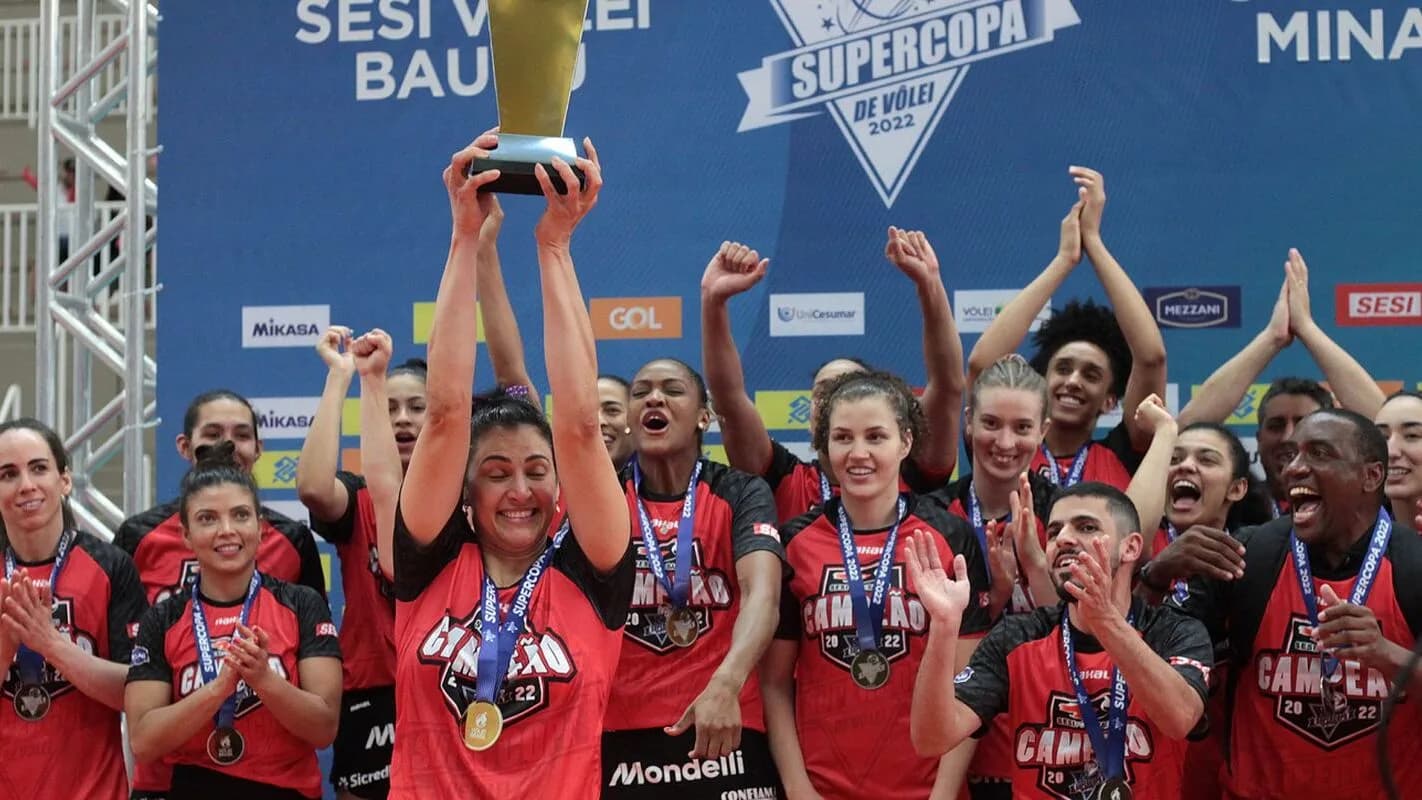 Jogadoras do Sesi-Bauru comemoram título de vôlei feminino