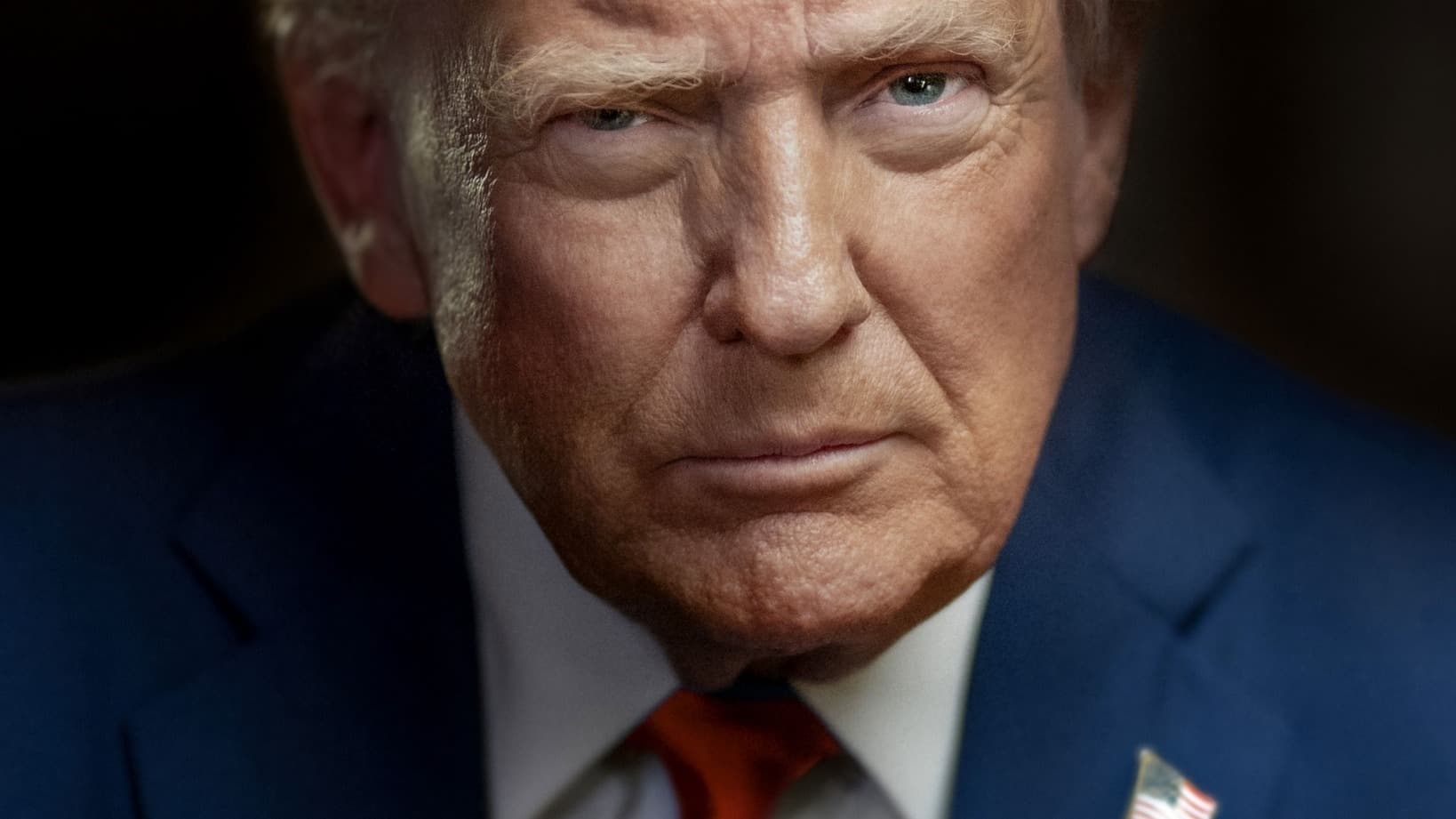 Retrato oficial do presidente dos Estados Unidos, Donald Trump, com expressão séria